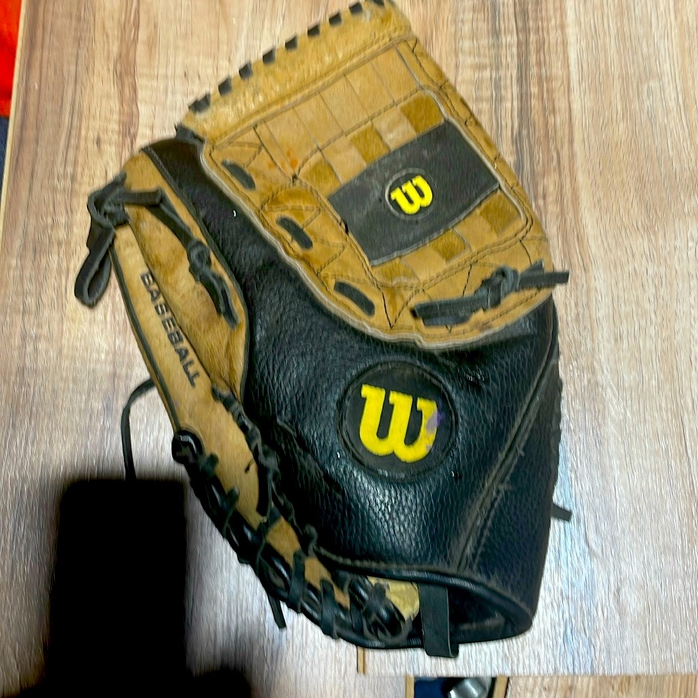 Nice Wilson like new 12 in brown and black mitt